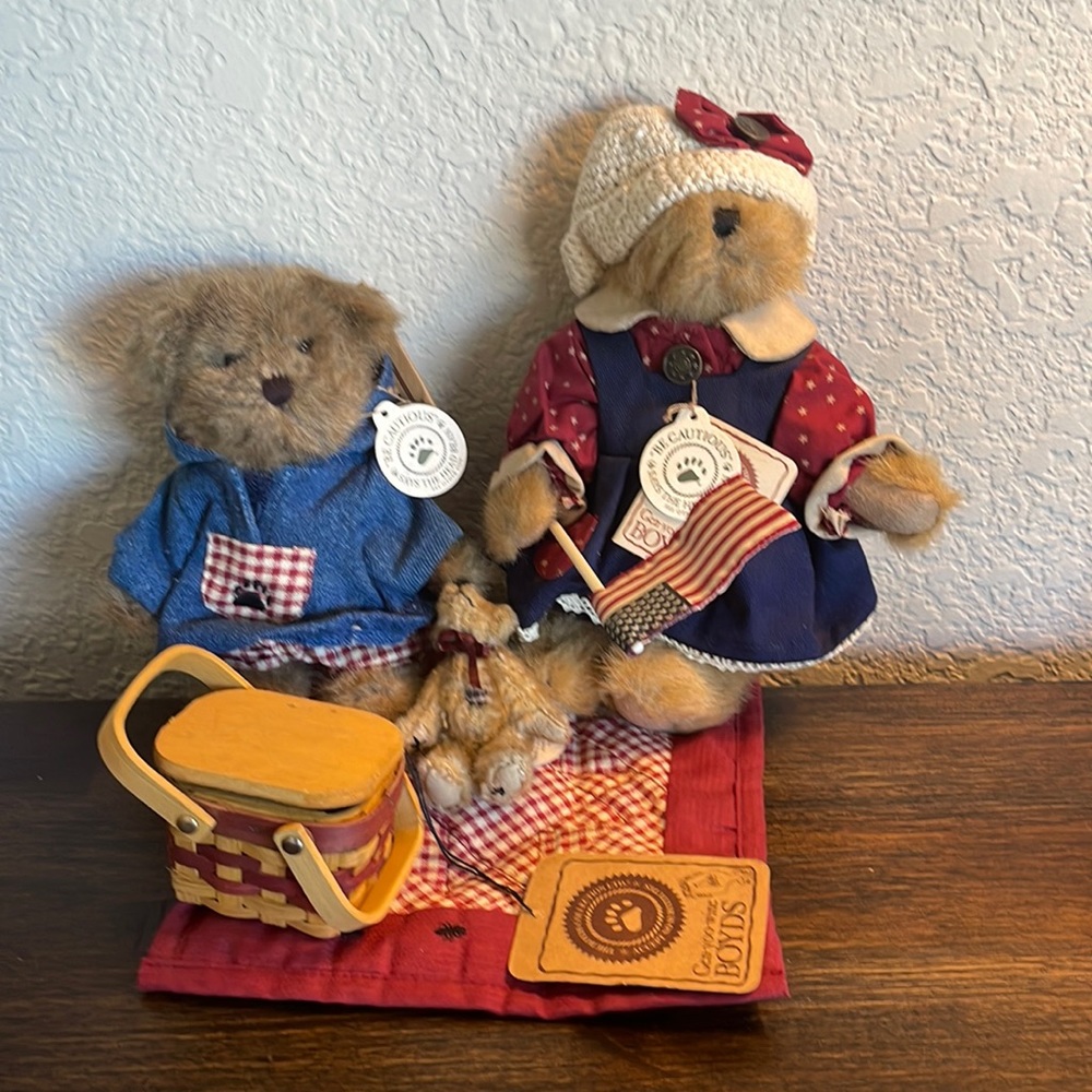 Boyd’s Bears Picnic Family